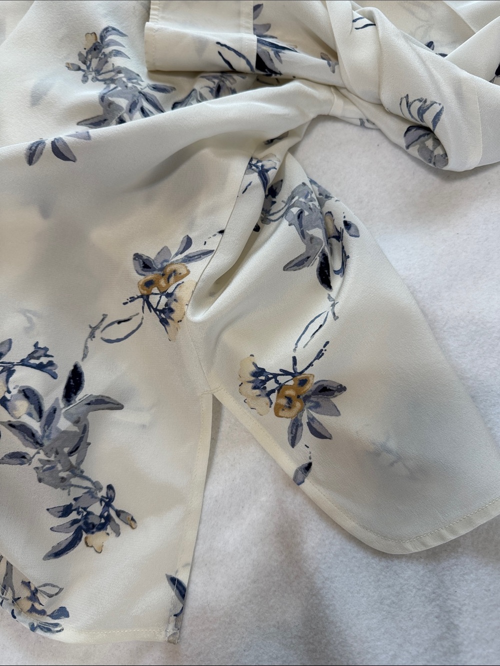 Vince 100% Silk Floral Button Front Blouse Shirt Classic Feminine Size L - Picture 11 of 11